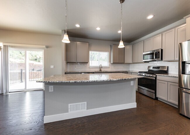 Building Photo - 3 Bedroom Contemporary Townhome off of Austin Bluffs