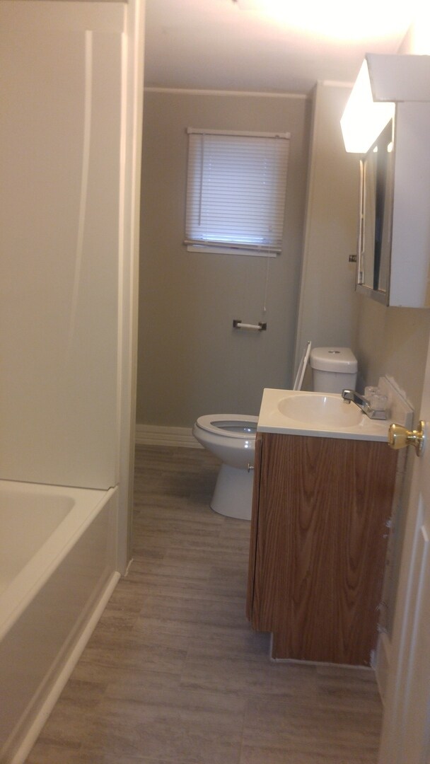 Building Photo - 2-Story House, 5Bed/2Bath with Washer/Drye...