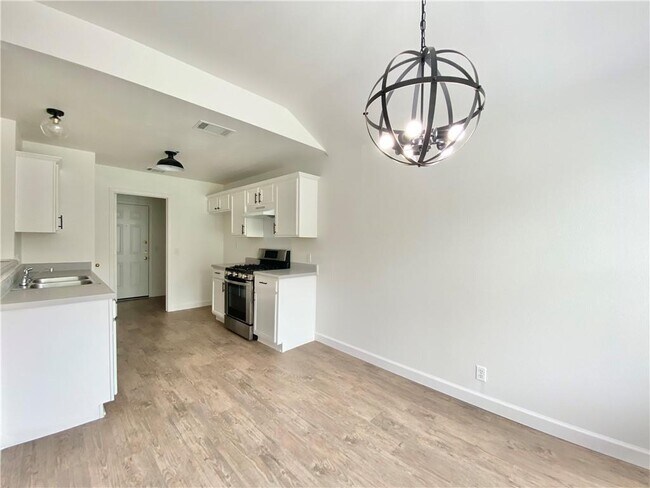 Building Photo - 811 Sonny Dr