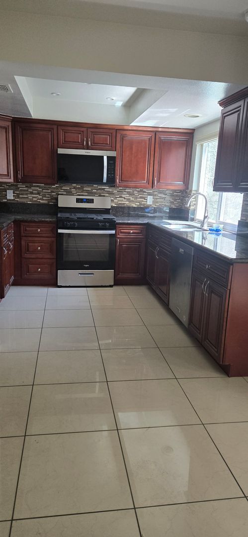 Building Photo - Centrally Located Redlands Townhome