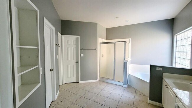 Building Photo - 25 El Jardin St