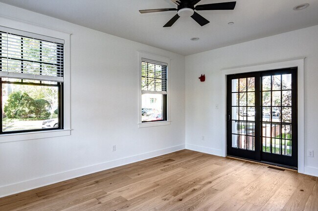 Building Photo - 20 E Redman Ave