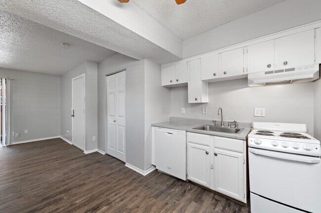 Building Photo - Baltimore Plaza