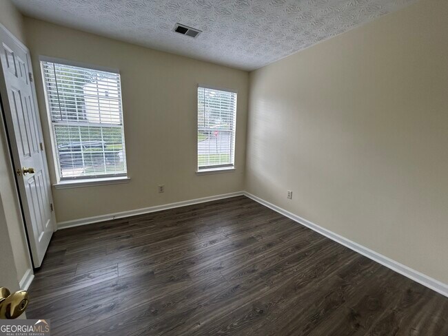 Building Photo - 4800 Streamside Dr