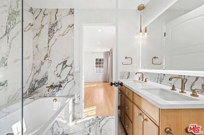 Building Photo - 200 S Formosa Ave