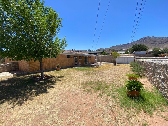 Building Photo - Northeast El Paso 4 bed(possible 5th) with...