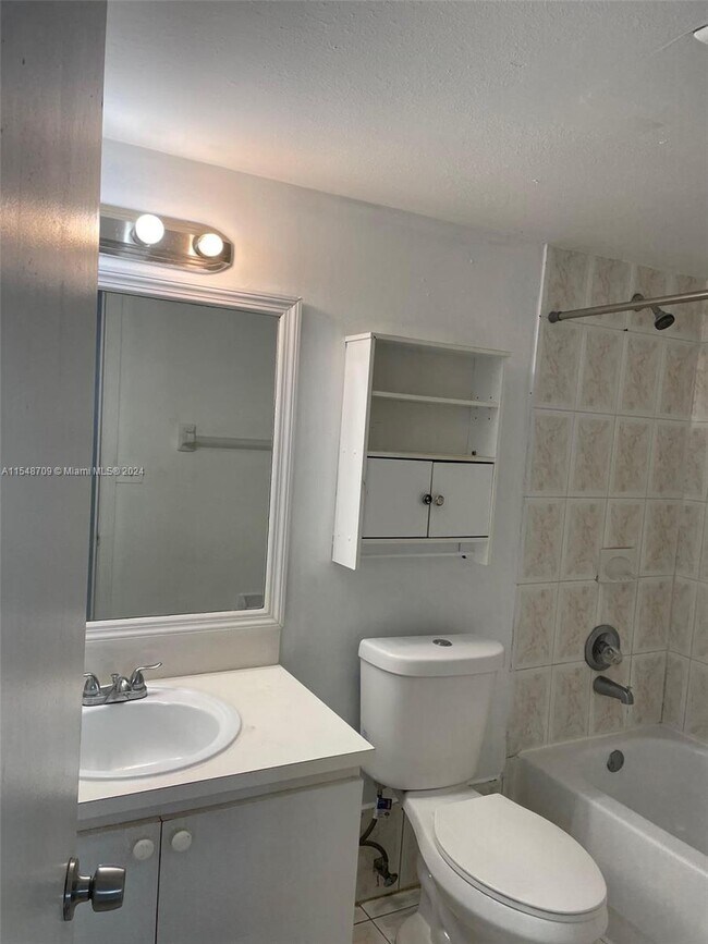 Building Photo - 666 W 81st St