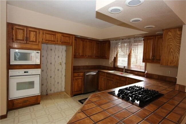 Building Photo - Massive 4 Bedroom 3 bath home