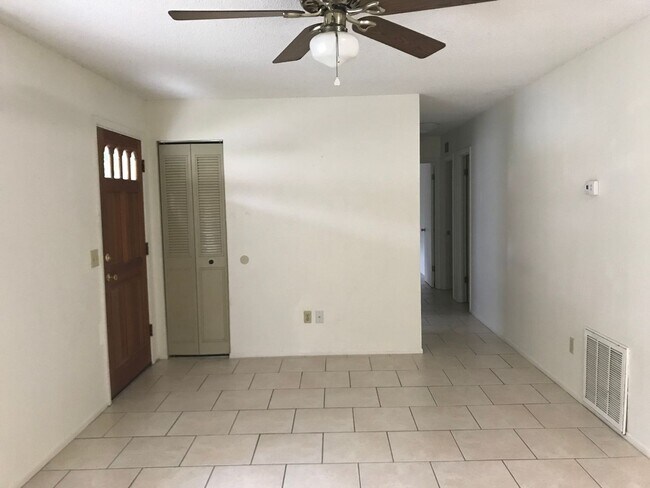 Building Photo - 2200 Pine Hill Pl