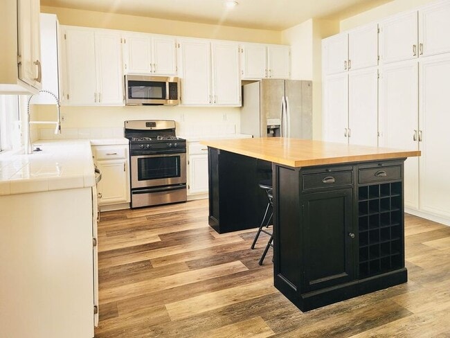 Building Photo - 5 Andaluz