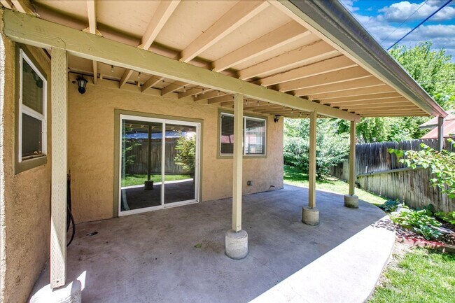 Building Photo - North End corner lot with garden and TONS ...