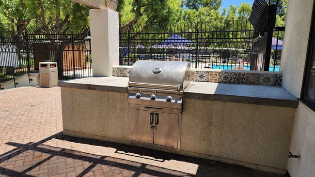 Building Photo - Gorgeous home on the Golf Course in a gated community.