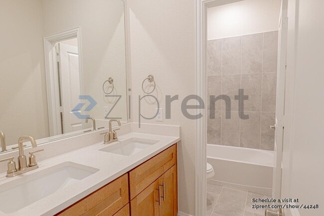 Building Photo - 2970 Eleanor Dr