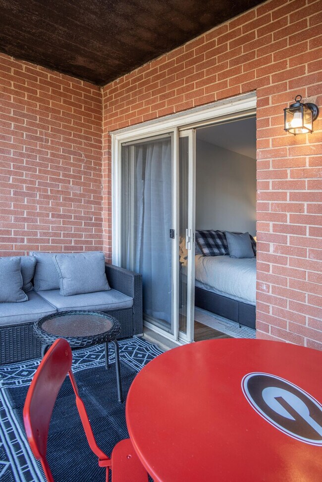 Building Photo - 250 Little St