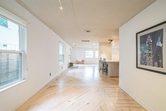 Building Photo - 64 Comal St