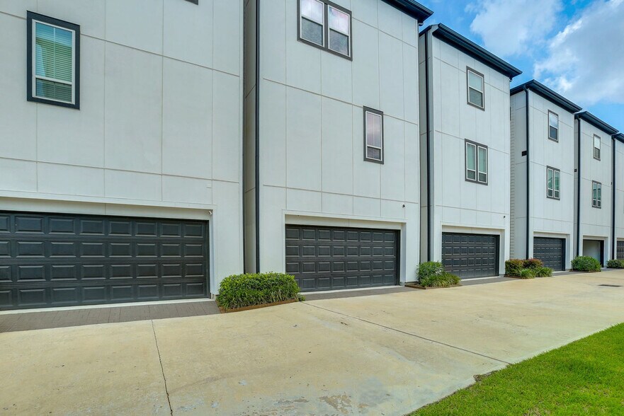 Building Photo - 2716 Grand Fountains Dr