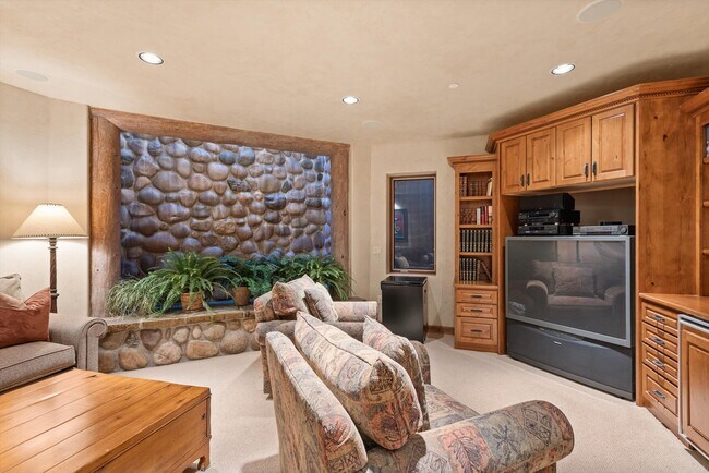 Building Photo - 395 Silverlode Dr