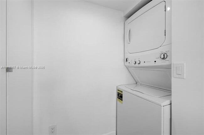 Building Photo - 9102 W Bay Harbor Dr