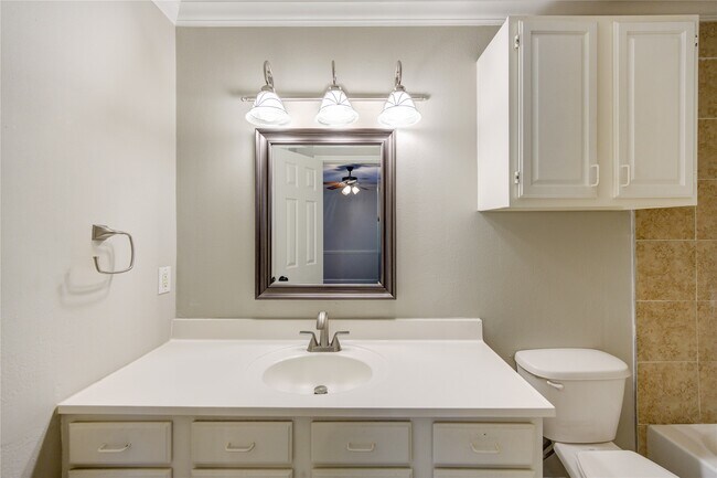 Building Photo - 940 Wycliffe Dr