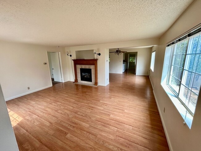 Building Photo - Freshly painted large home near Everett Mall AVAILABLE NOW