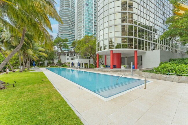 Building Photo - 2025 Brickell Ave