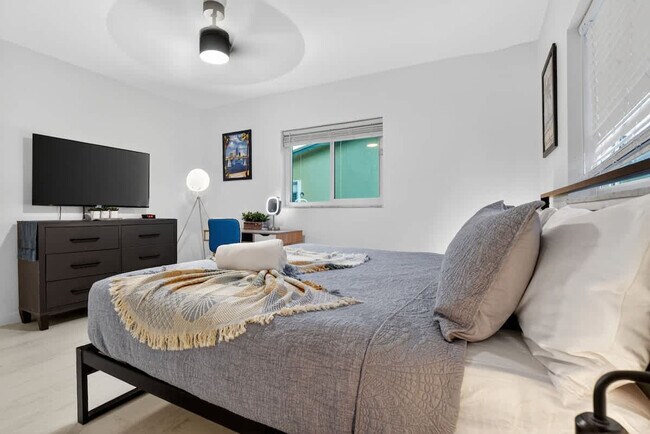 Building Photo - 5760 NE 18th Ave