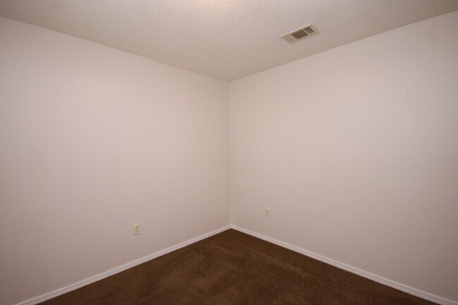 Building Photo - 3 Bedroom Home with Fenced Yard Near Downt...