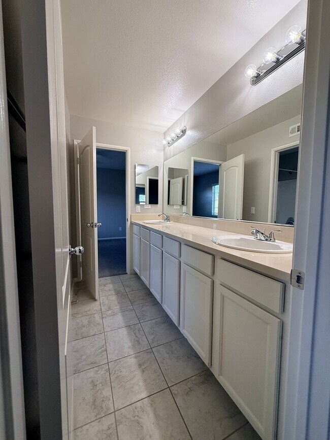 Building Photo - 37350 Paseo Tulipa