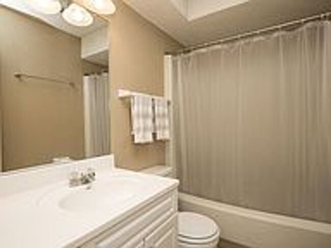 Building Photo - NO PETS ALLOWED: Wonderful 2 bedroom, 2 ba...