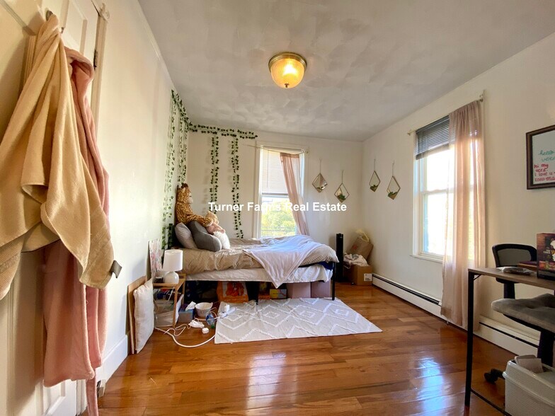 Building Photo - 205 Hillside St