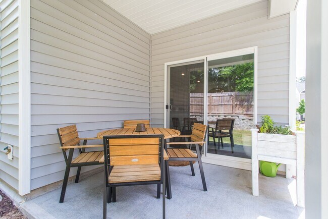 Building Photo - Spacious, Stylish & Move-In Ready! 3BR End Unit Townhome in Durham