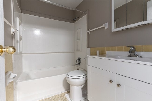 Building Photo - 89 Chartwell Ct