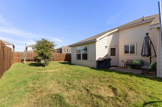 Building Photo - 10112 Falkland Rd