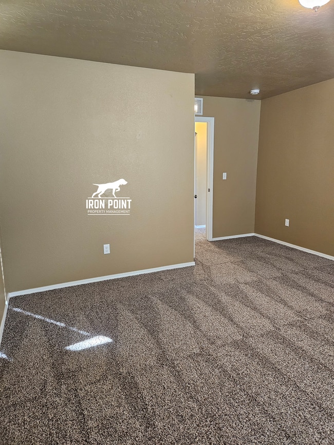 Building Photo - 3bed/2bath home w/bonus room, 2 car garage, fenced yard, and landscaping included.