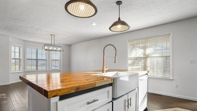 Building Photo - 649 Charles Ln