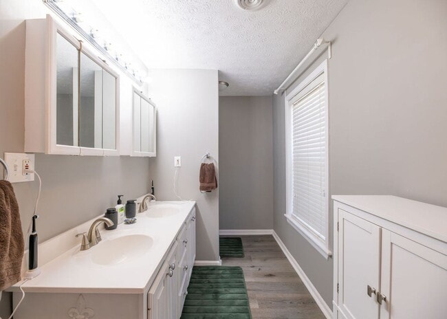 Building Photo - Prime Tremont Location | 2BR with Yard & Parking