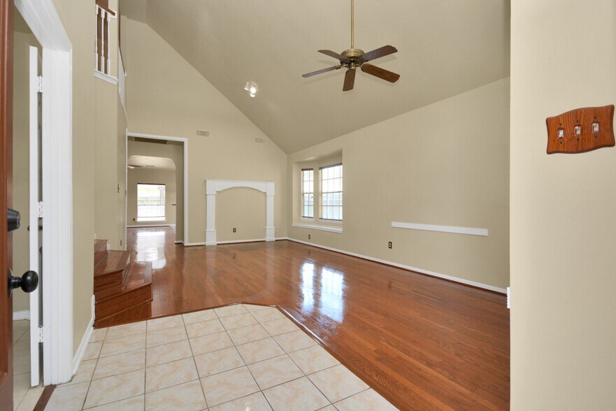 Building Photo - 4123 Valedon Ln