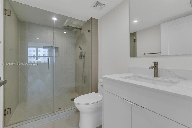 Building Photo - 1155 Brickell Bay Dr