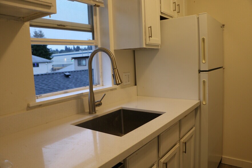 Kitchen - 340 Meadow Ave N