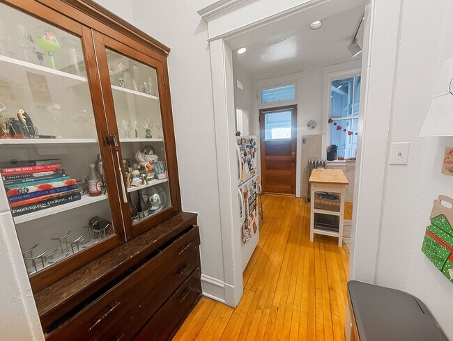 Building Photo - Very Spacious 2 BR/1 BA in Wrigleyville