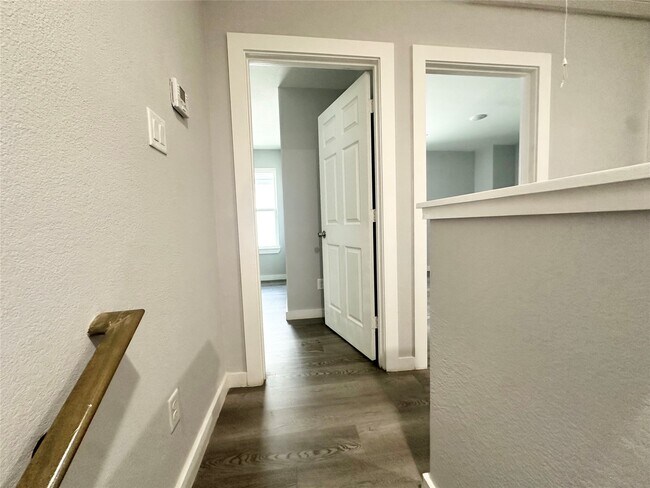 Building Photo - 8215 Crestview Dr