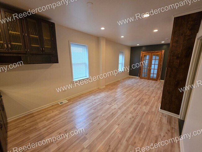 Building Photo - 4947 Northcote Ave