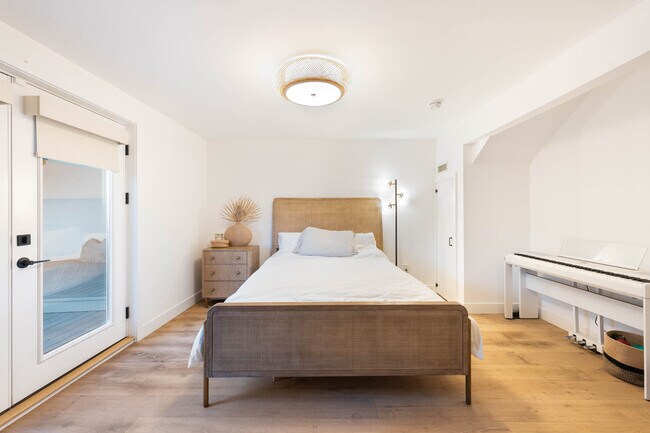 Building Photo - 3541 Multiview Dr