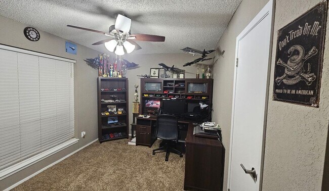 Building Photo - Fully furnished 4-bed, 2.5-bath