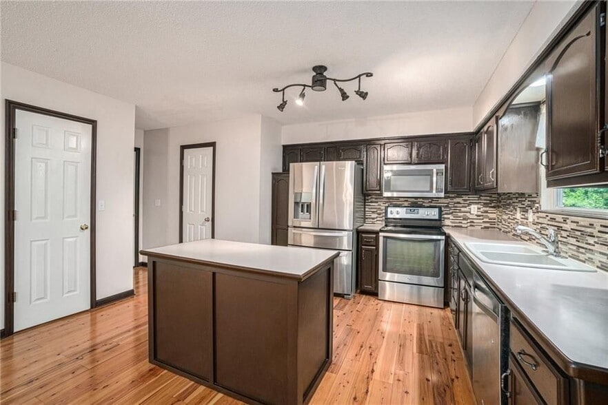 Building Photo - 1853 Chickadee Dr