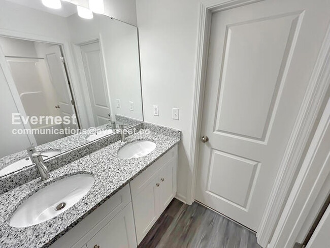 Building Photo - 3 Bed/2.5 Bath Townhome with Garage / Pet-Friendly / Vouchers Accepted / Available Now!