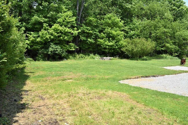 Building Photo - LEASE PENDING AS OF 05/06/2025: Lovely 3 b...
