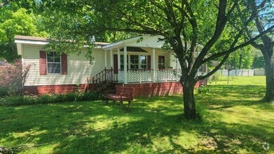 Building Photo - 3 Bed/ 2 Bath Home Off of White Drive