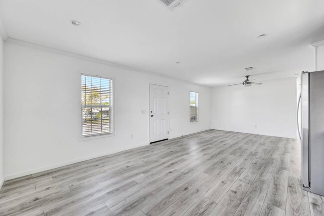 Building Photo - 2410 Skyview St