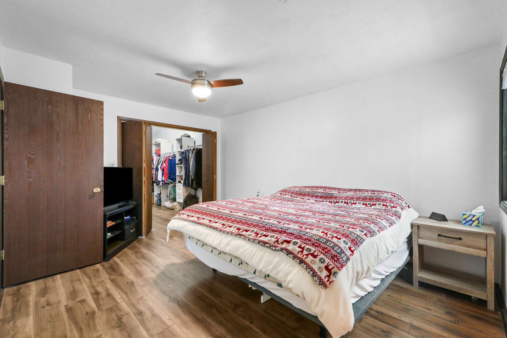 Primary bedroom - 1098 Big Valley Dr